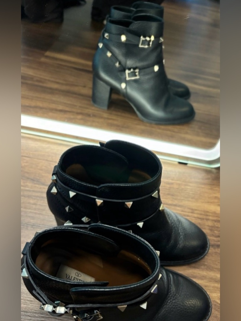 Valentino Rockstud Ankle Booties Black
Pebbled Leather Gold Stud Size 38.5 - Picture 4 of 4